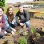 Julia Volkmer, Jil Trampert und Johannes Müller mussten mit 13 weiteren Aktiven ganz schön schuften, um aus dem Teich wieder ein Schmuckstück zu machen. TV-Foto: Ursula Schmieder Foto: Ursula Schmieder (urs) ("TV-Upload Schmieder"